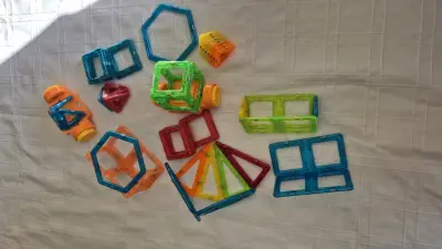 Set de bloques magnéticos de construcción - miniatura 1