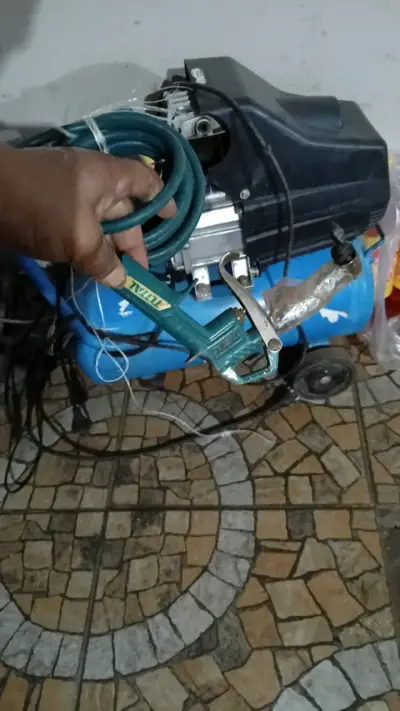 Compresor de aire portátil con manguera - miniatura 1