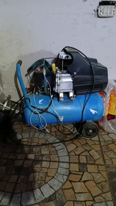 Compresor de aire portátil con manguera - miniatura 2