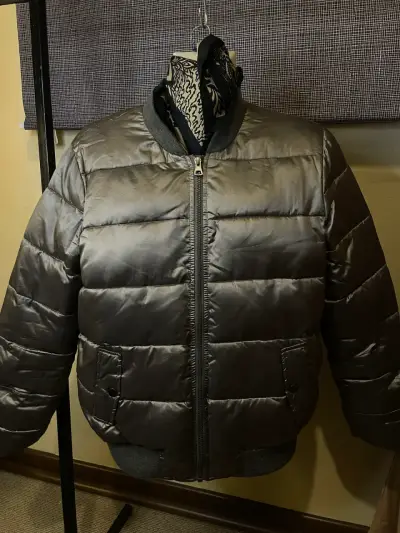 Chaqueta acolchada gris para invierno - miniatura 1
