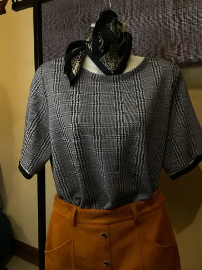 Polera a cuadros blanco y negro elegante - miniatura 1