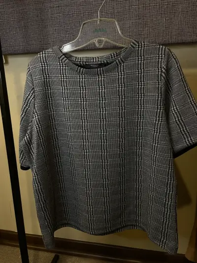 Polera a cuadros blanco y negro elegante - miniatura 2