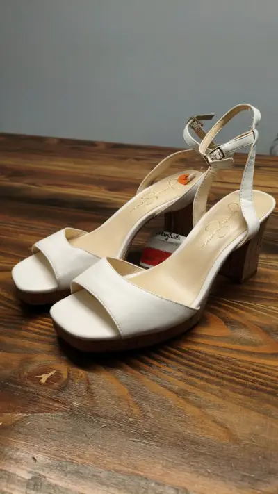 Sandalias de tacón blancas elegantes - miniatura 1
