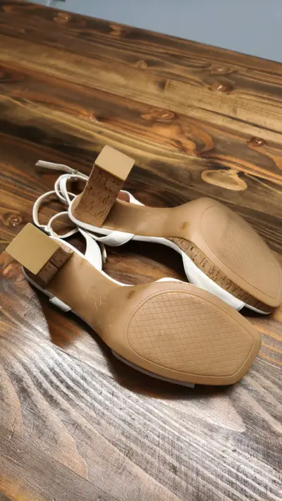 Sandalias de tacón blancas elegantes - miniatura 5
