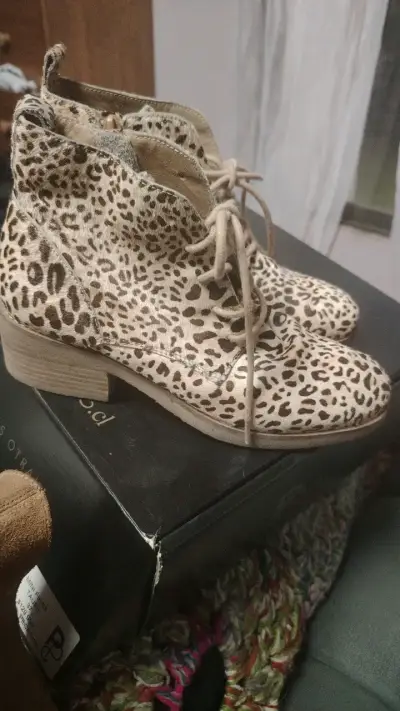 Botines de cuero animal print con tacón - miniatura 1
