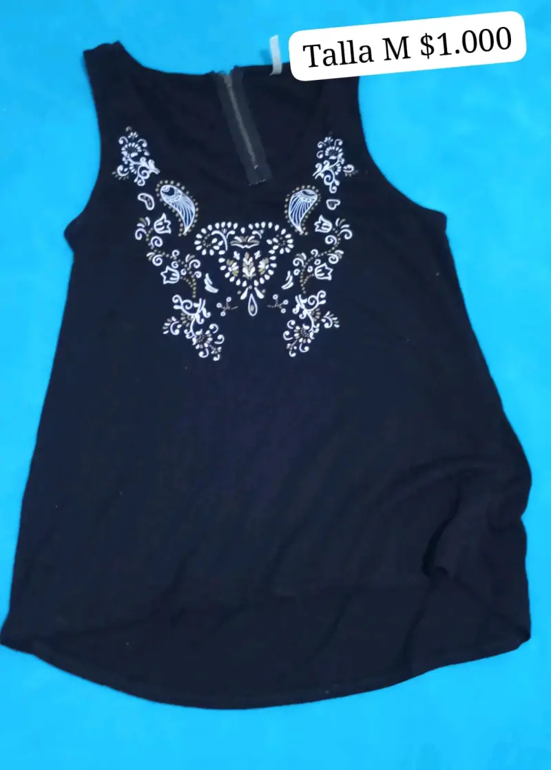 Polera negra con bordado floral talla M