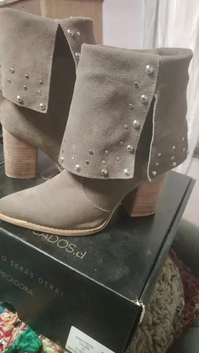 Botines de gamuza con tachas taupe - miniatura 1