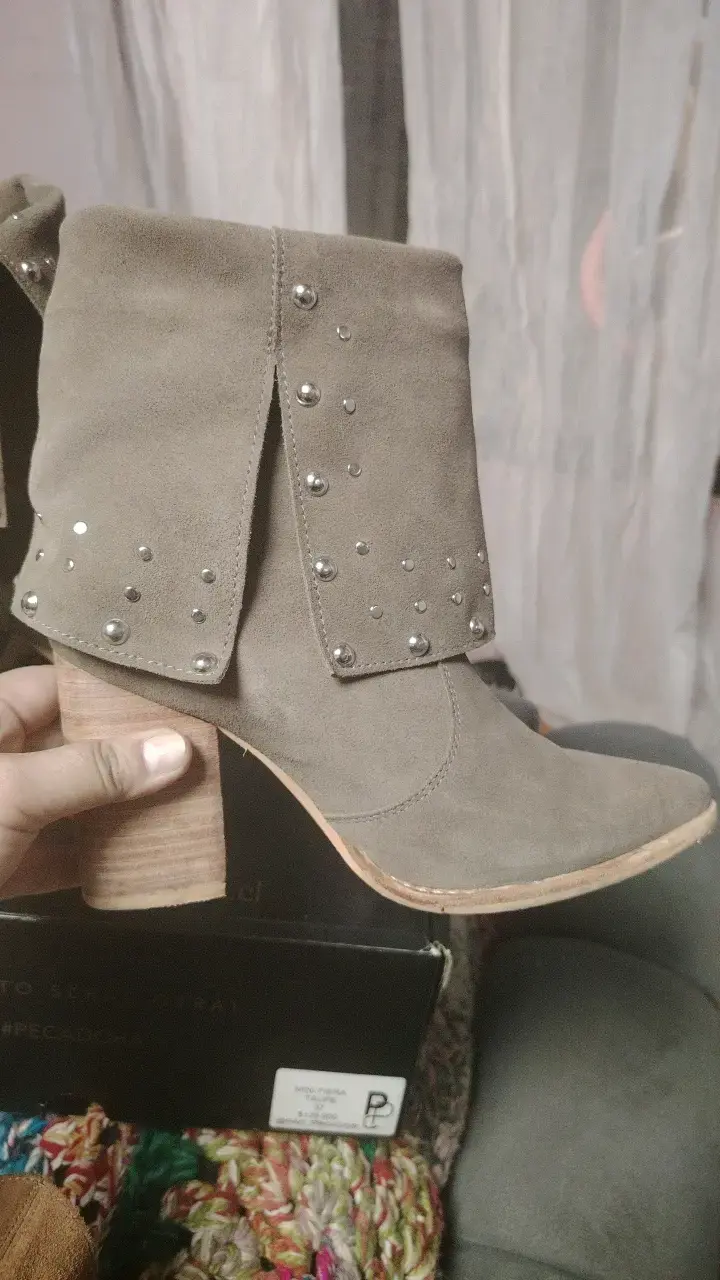 Botines de gamuza con tachas taupe - 2