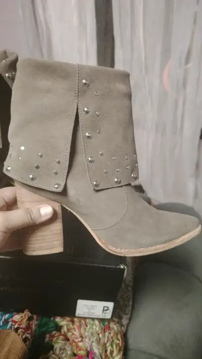 Botines de gamuza con tachas taupe - miniatura 2