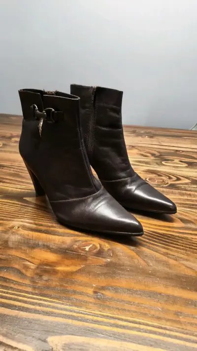 Botines argentinos de cuero café oscuro con tacón - miniatura 1