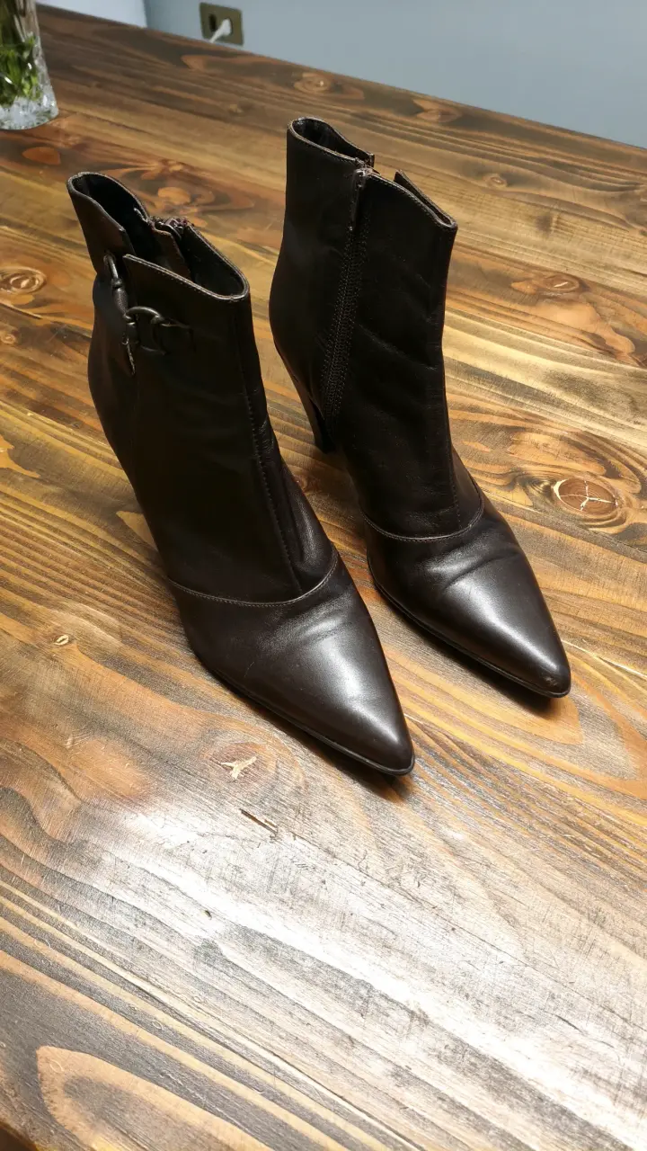 Botines argentinos de cuero café oscuro con tacón - 2