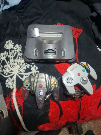 Consola Nintendo 64 con dos controles - miniatura 1