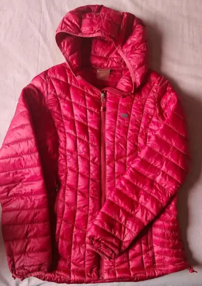 Chaqueta acolchada  con capucha - miniatura 1