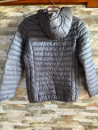 Chaqueta acolchada gris con capucha - miniatura 2