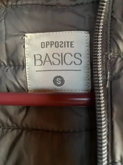Chaqueta acolchada gris con capucha - miniatura 4
