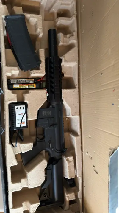 Réplica de rifle airsoft eléctrica con accesorios - miniatura 1