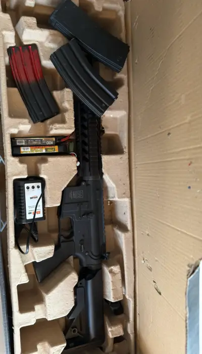 Réplica de rifle airsoft eléctrica con accesorios - miniatura 2