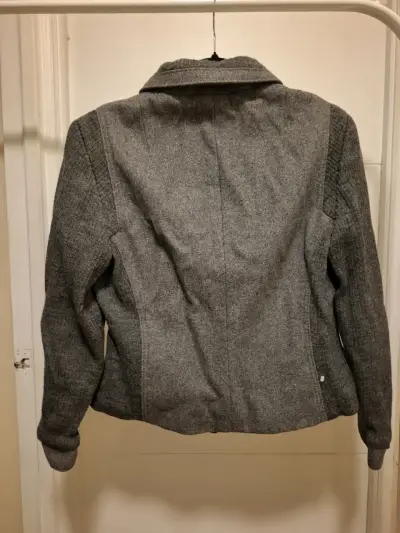 Chaqueta gris de lana - miniatura 2