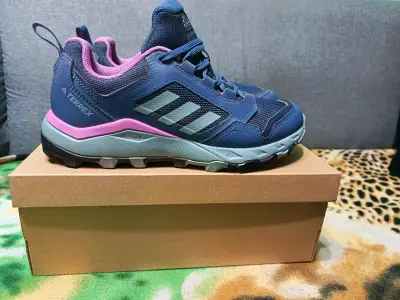Zapatillas de trekking Adidas Terrex azul y rosado - miniatura 1
