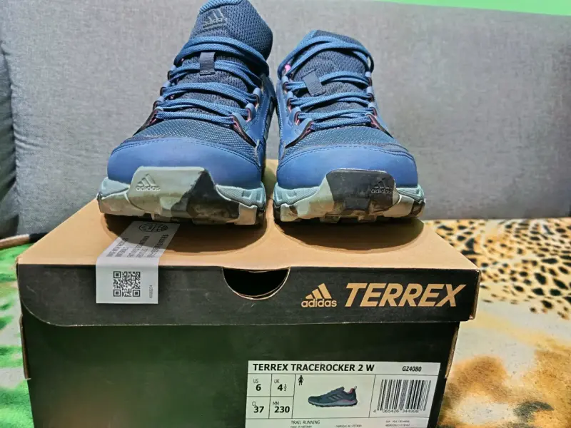 Zapatillas de trekking Adidas Terrex azul y rosado - 2