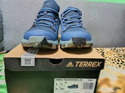 Zapatillas de trekking Adidas Terrex azul y rosado - miniatura 2