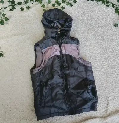 Chaleco acolchado con capucha negro - miniatura 1