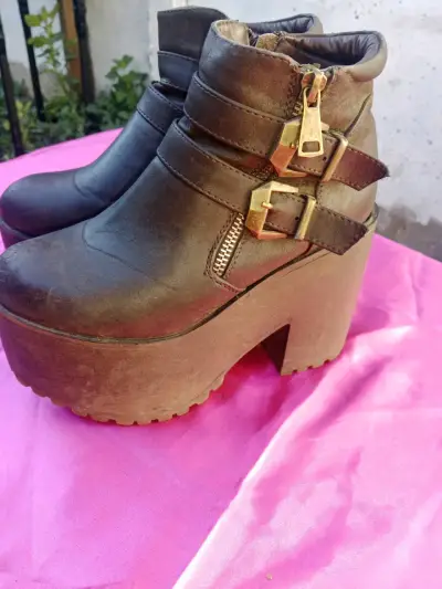 Botines de cuero con plataforma y hebillas - miniatura 1