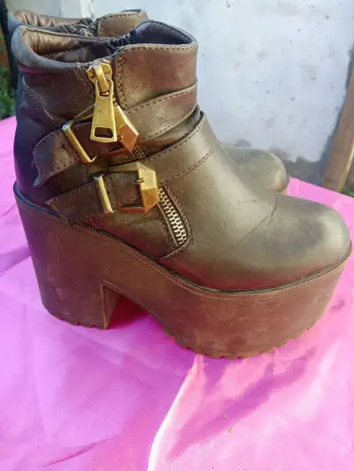 Botines de cuero con plataforma y hebillas - miniatura 3