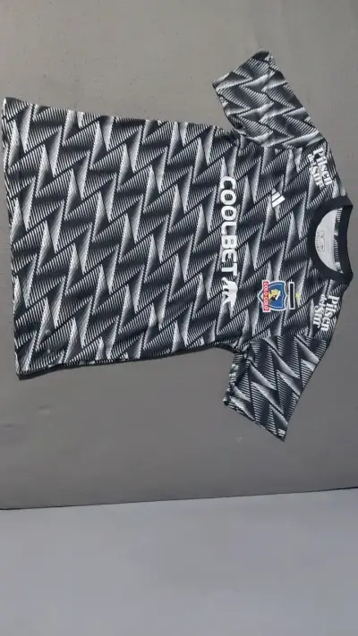 Polera deportiva Coolbet negra y blanca - miniatura 1