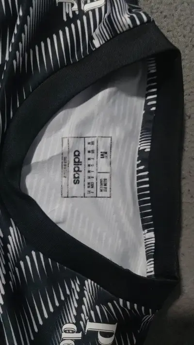 Polera deportiva Coolbet negra y blanca - miniatura 2