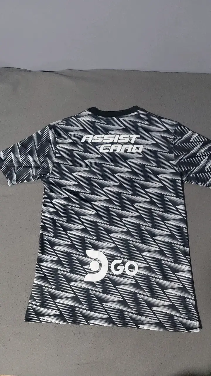 Polera deportiva Coolbet negra y blanca - 3