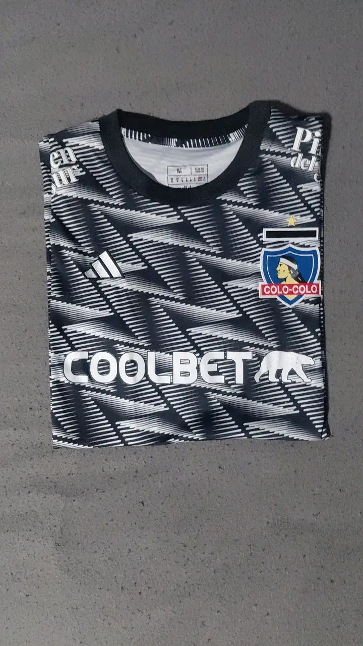 Polera deportiva Coolbet negra y blanca - 5