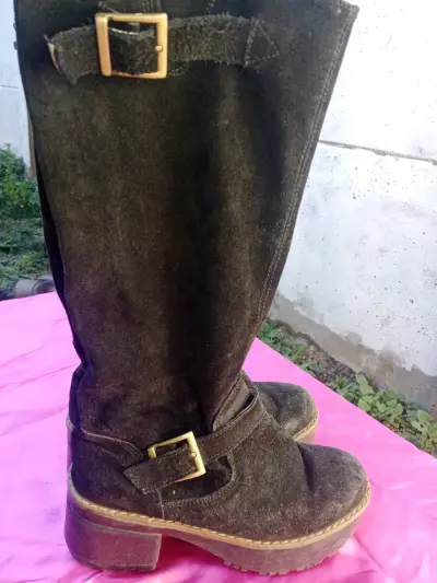 Botas de gamuza negras se ven marron con hebillas - miniatura 1