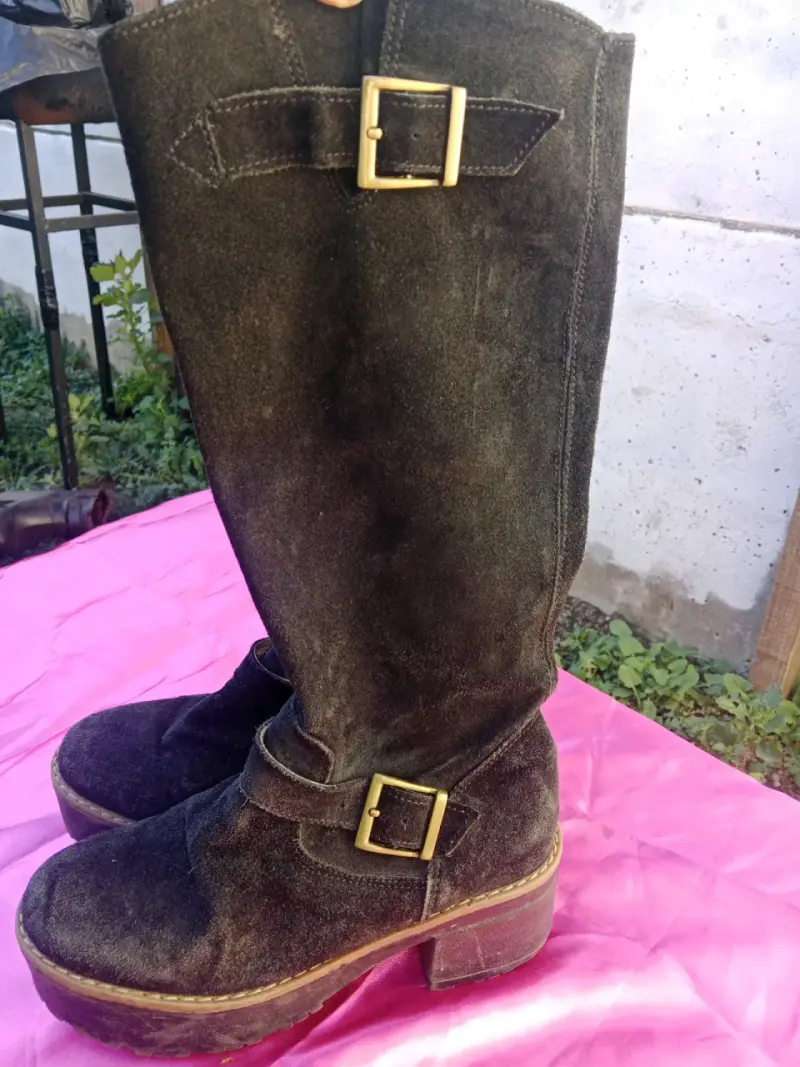 Botas de gamuza negras se ven marron con hebillas - 3