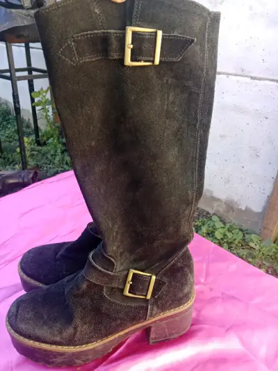 Botas de gamuza negras se ven marron con hebillas - miniatura 3