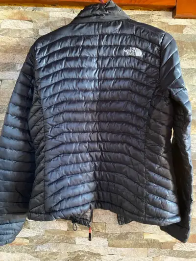Chaqueta The North Face azul acolchada - miniatura 2