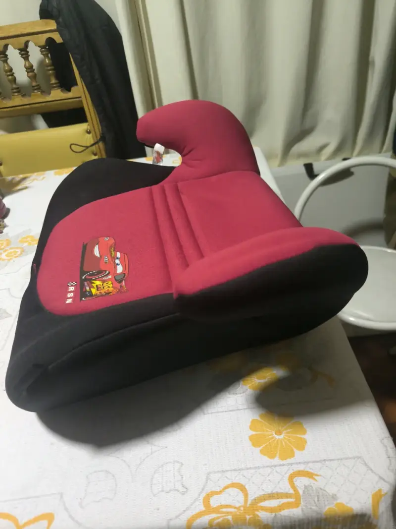 Asiento elevador infantil Cars rojo y negro