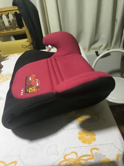 Asiento elevador infantil Cars rojo y negro - miniatura 1