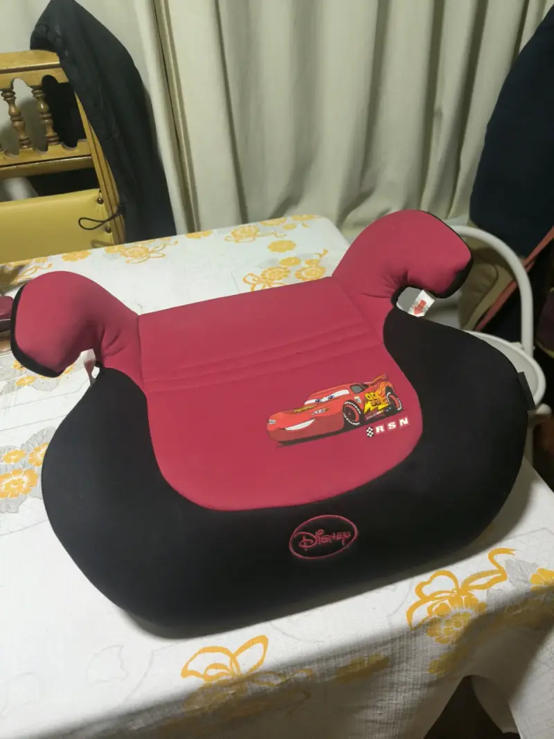 Asiento elevador infantil Cars rojo y negro - 3