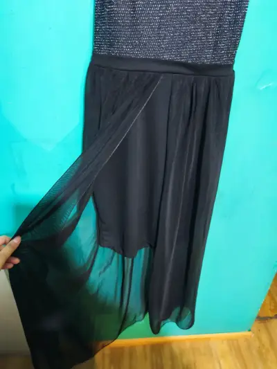 Vestido negro elegante con brillo - miniatura 2