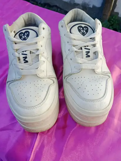 Zapatillas blancas deportivas estilo casual - miniatura 1