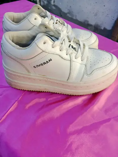 Zapatillas blancas deportivas estilo casual - miniatura 2