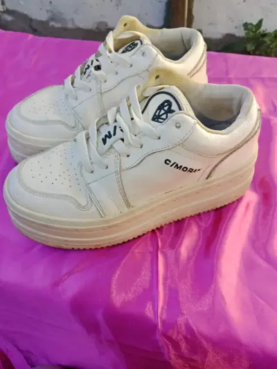 Zapatillas blancas deportivas estilo casual - miniatura 3