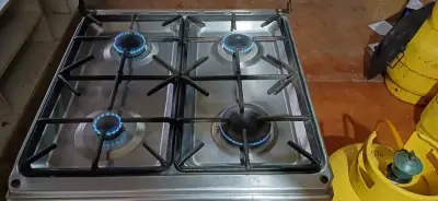 Cocina a gas de 4 quemadores en buen estado - miniatura 1