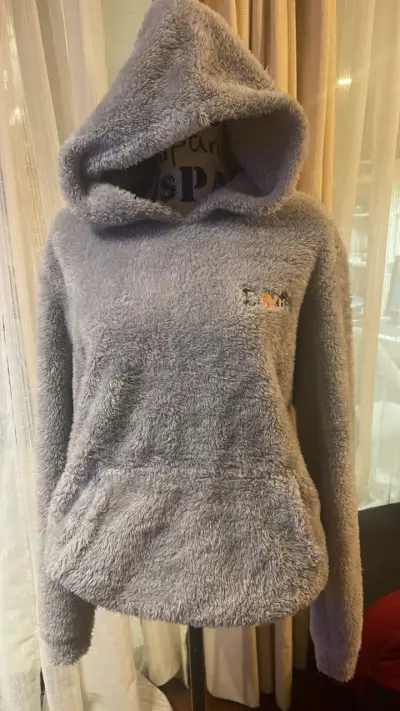 Polerón de felpa gris con capucha - miniatura 1