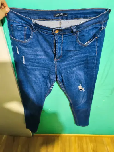 Jeans azul desgastado para mujer - miniatura 2