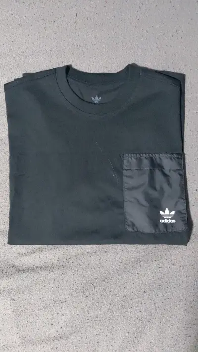 Polera Adidas negra con bolsillo - miniatura 1
