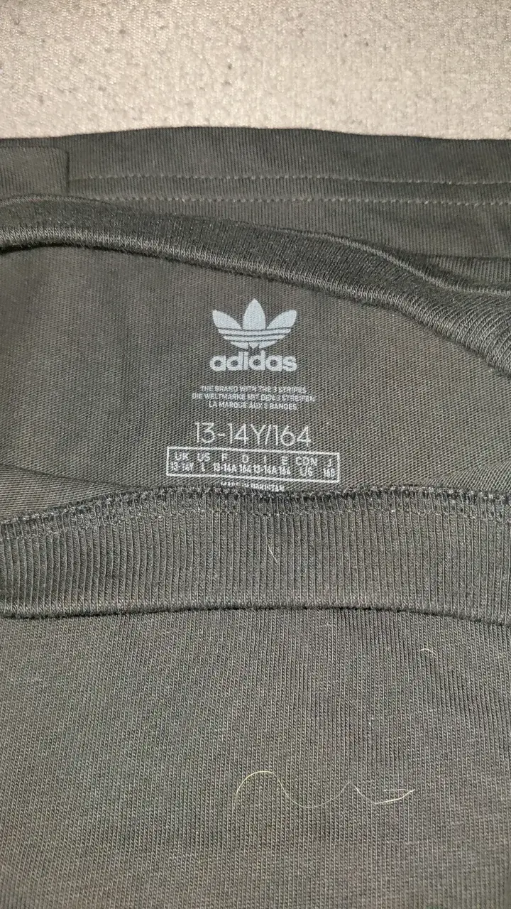 Polera Adidas negra con bolsillo - 2