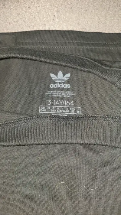 Polera Adidas negra con bolsillo - miniatura 2