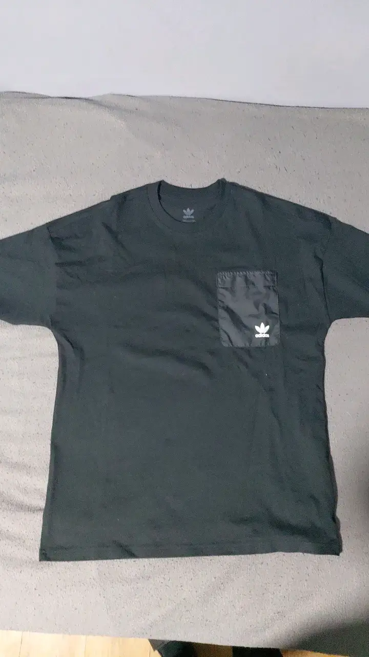 Polera Adidas negra con bolsillo - 4